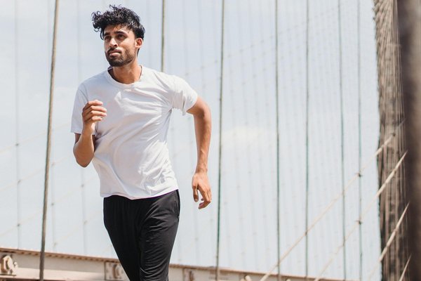 Comment le yoga peut aider les seniors atteints d'acouphènes